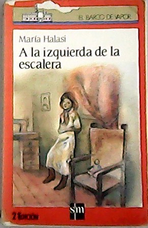 A la izquierda de la escalera