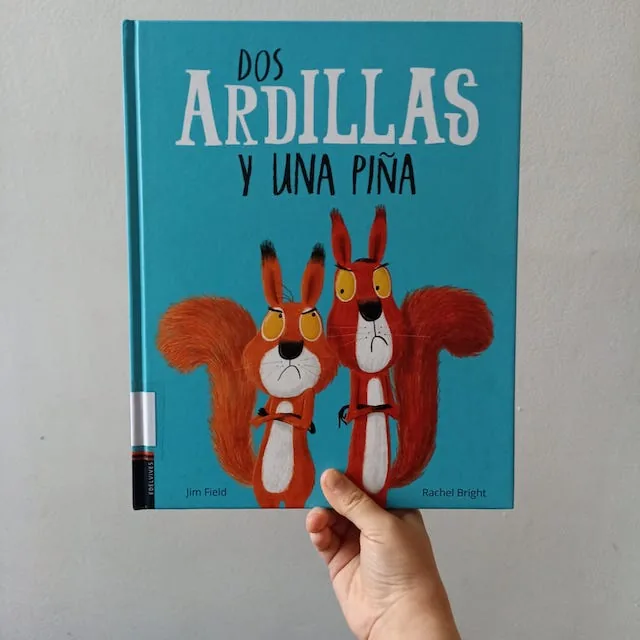 Dos ardillas y una piña
