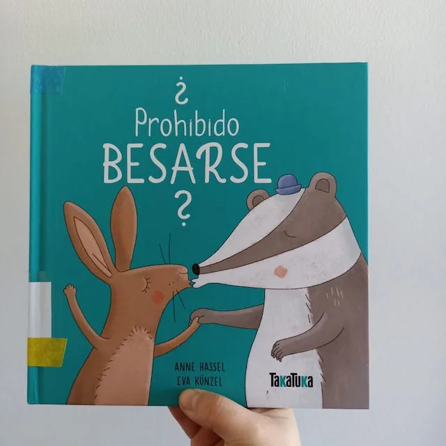 ¿Prohibido besarse?