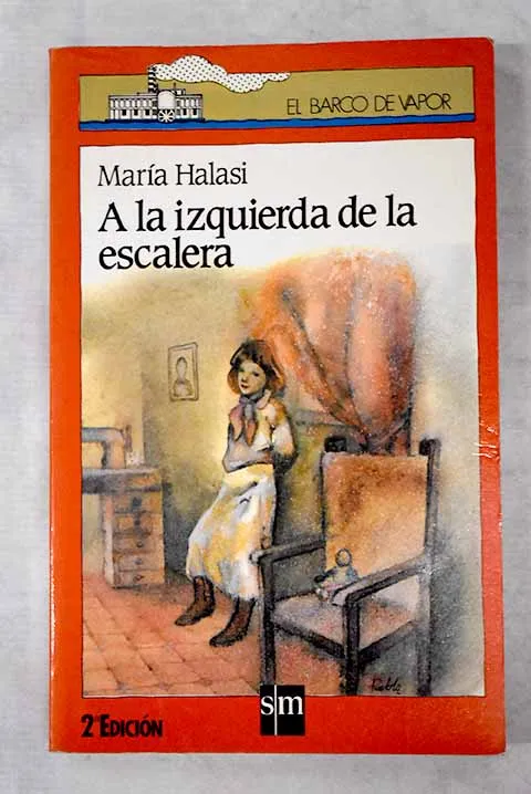 A la izquierda de la escalera