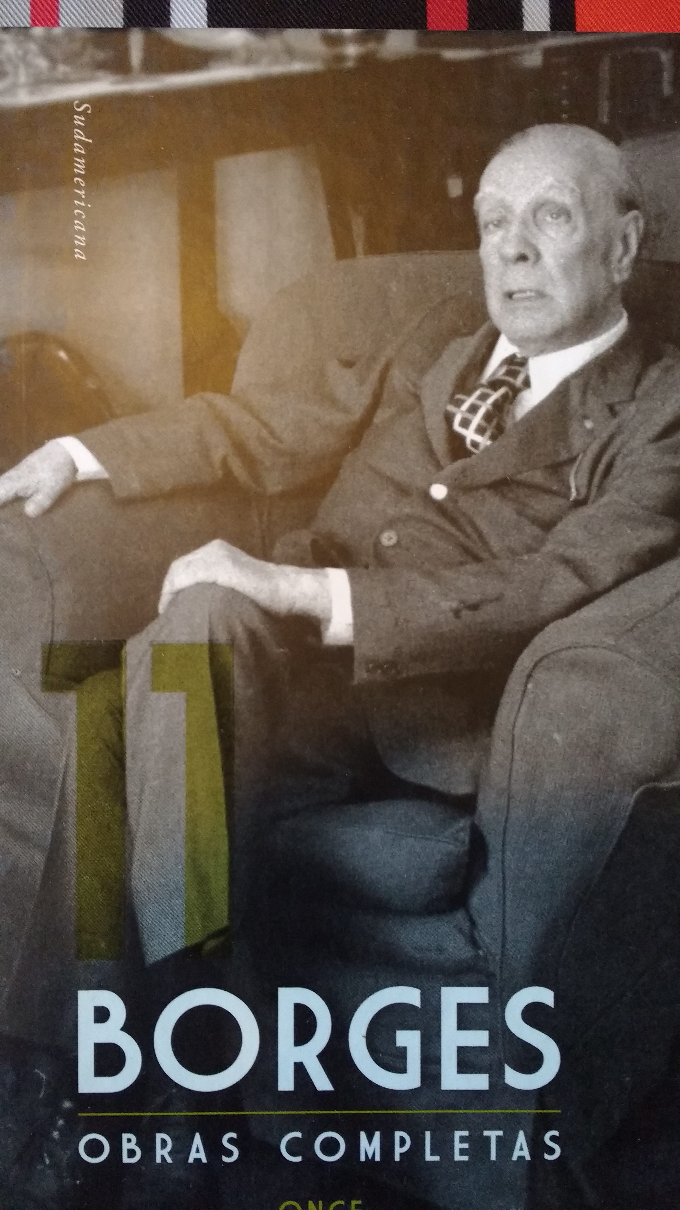 La cifra (1981). Nueve ensayos dantescos (1982). La memoria de Shakespeare (1983). Atlas (1984). Los Conjurados (1985) cover