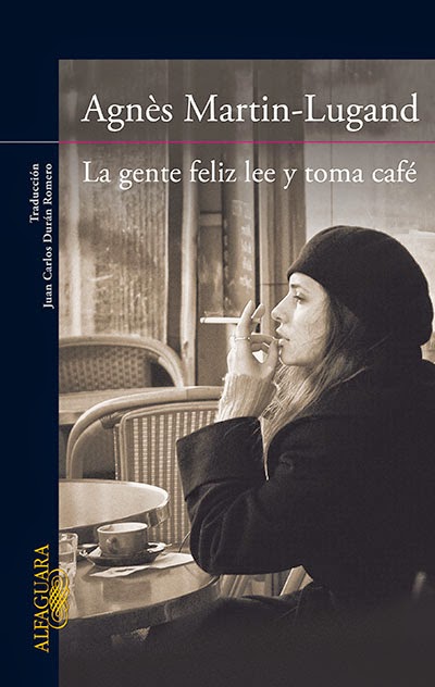 La gente fliz lee y toma café