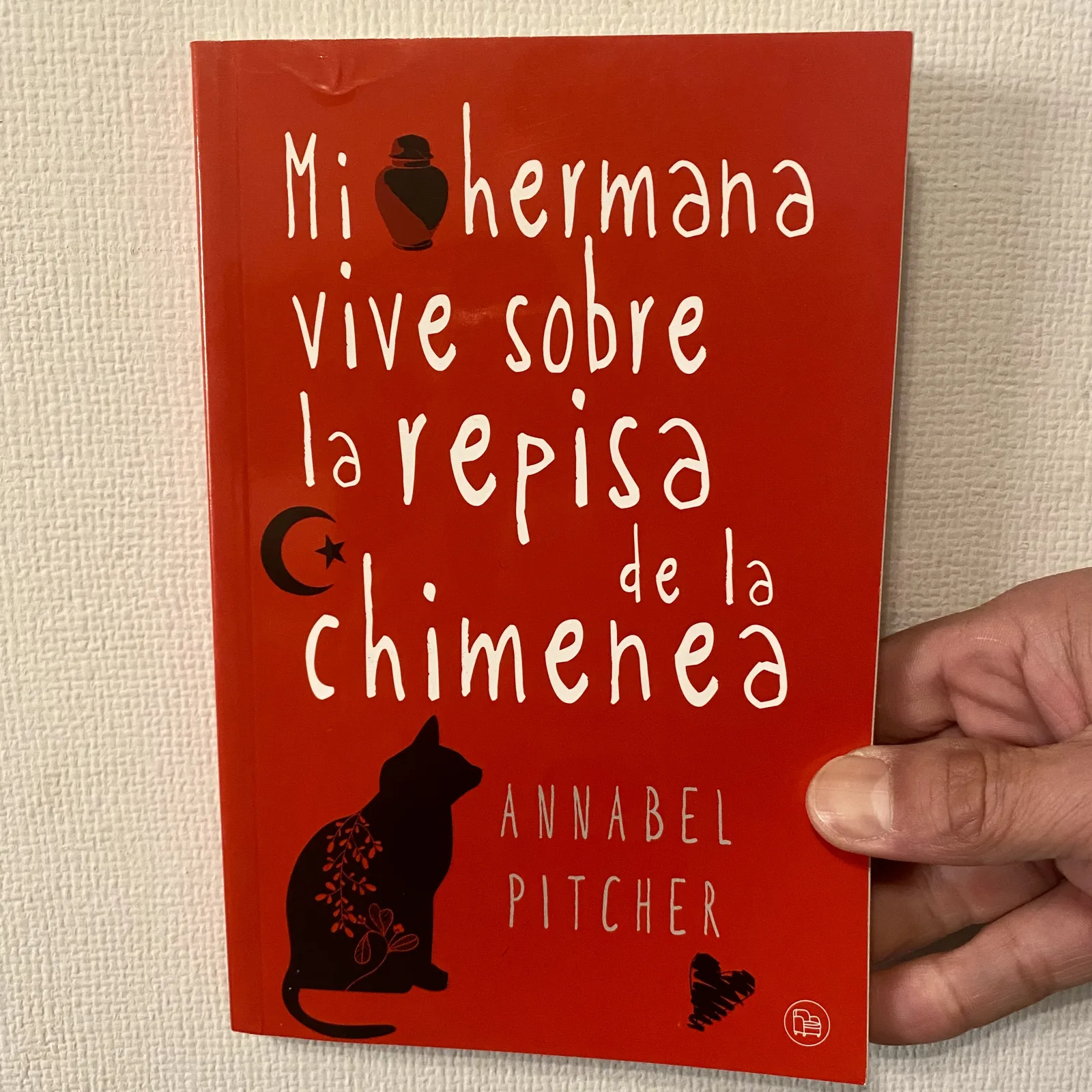 Mi hermana vive sobre la repisa de la chimenea
