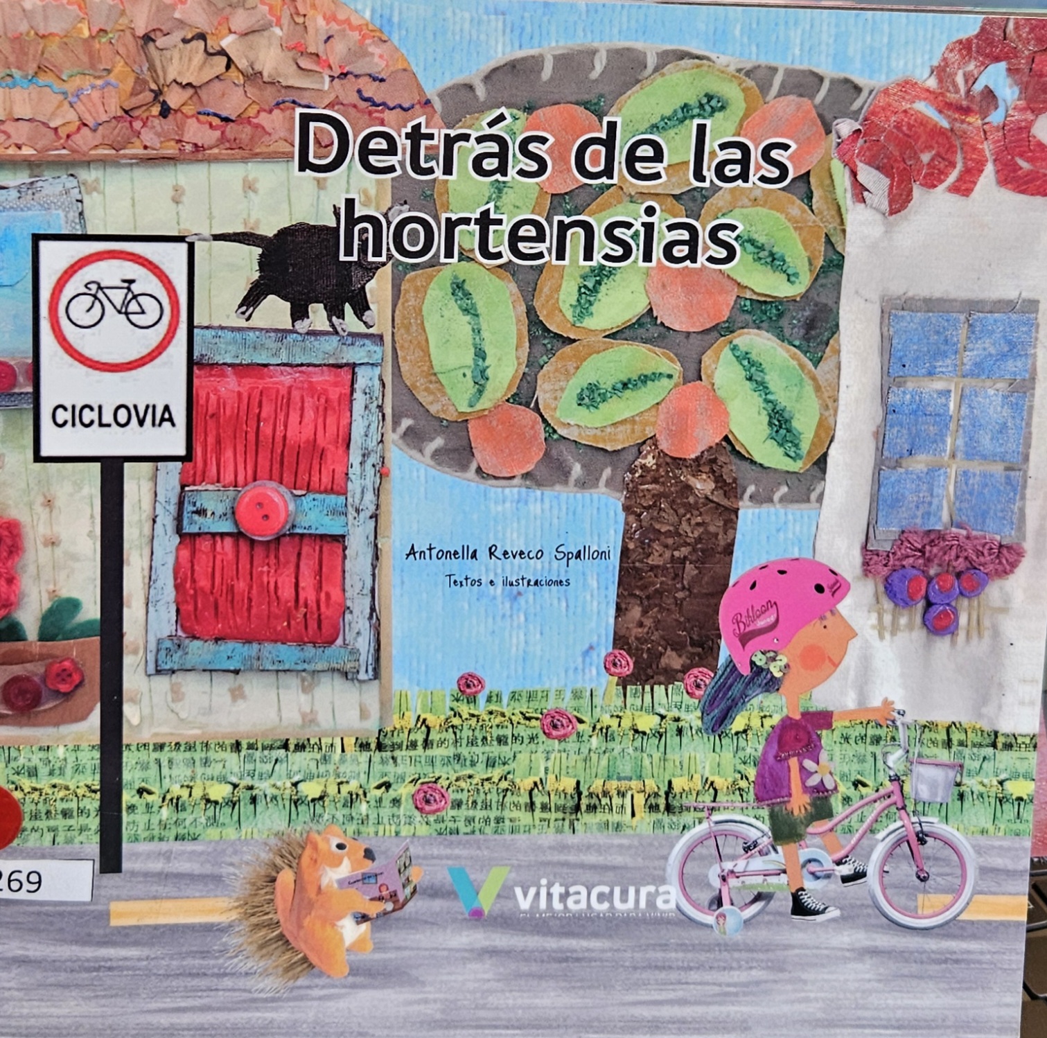 Detrás de las hortensias